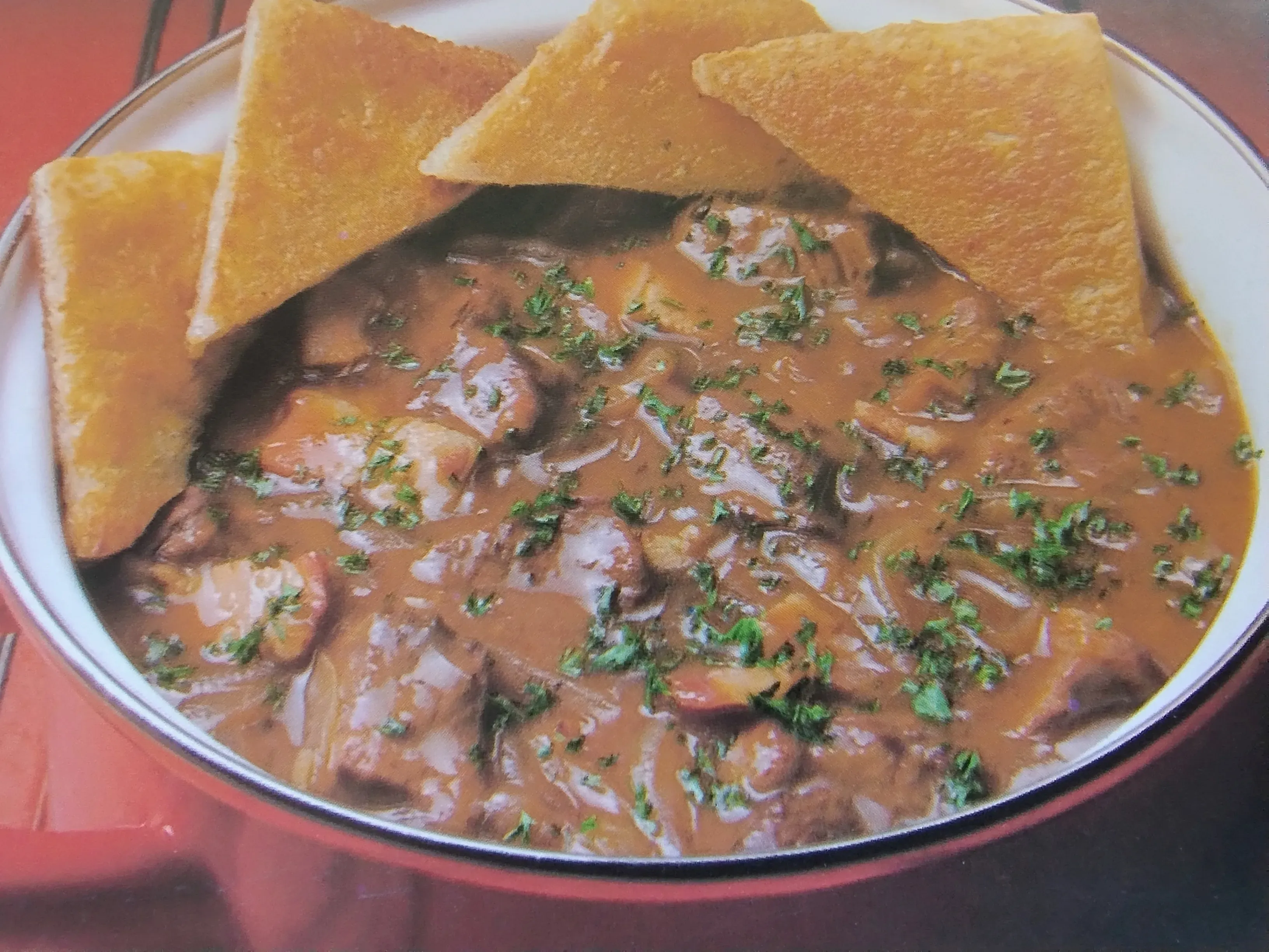 uma panela de sopa com carne